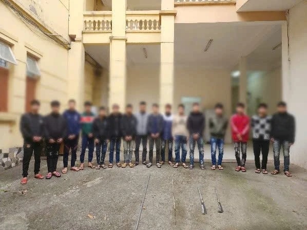 Tạm giữ nhóm đối tượng mang hung khí gây rối trật tự công cộng tại huyện Thạch Thất