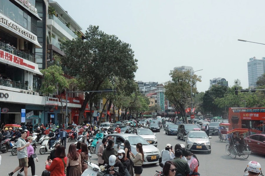 Đông nghịt người “check in” ở toà nhà Hàm Cá Mập, Cảnh sát giao thông khuyến cáo cần tuân thủ quy định về an toàn giao thông