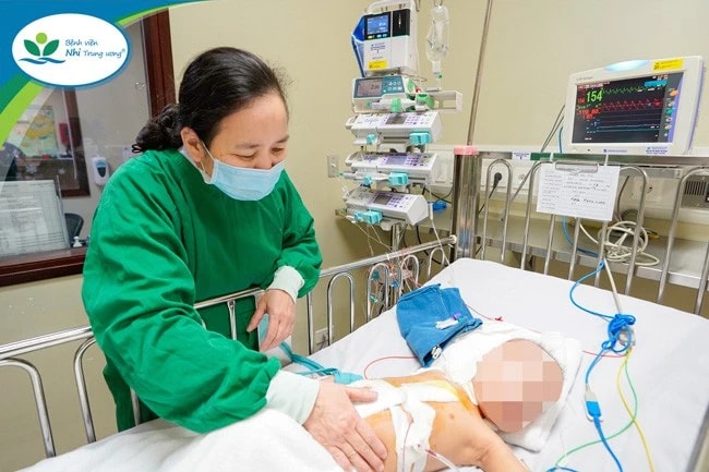 Phối hợp đa chuyên khoa cứu sống bệnh nhi 20 tháng tuổi mắc u nguyên bào thận