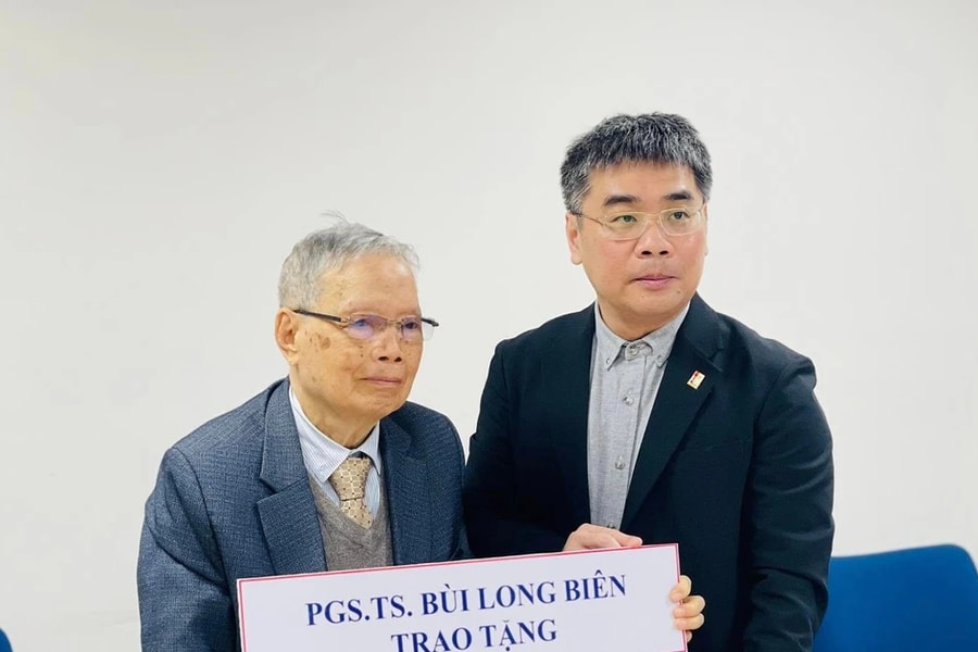 Thầy giáo gần 90 tuổi tặng Đại học Bách khoa Hà Nội 1 tỷ đồng để trao học bổng cho sinh viên 