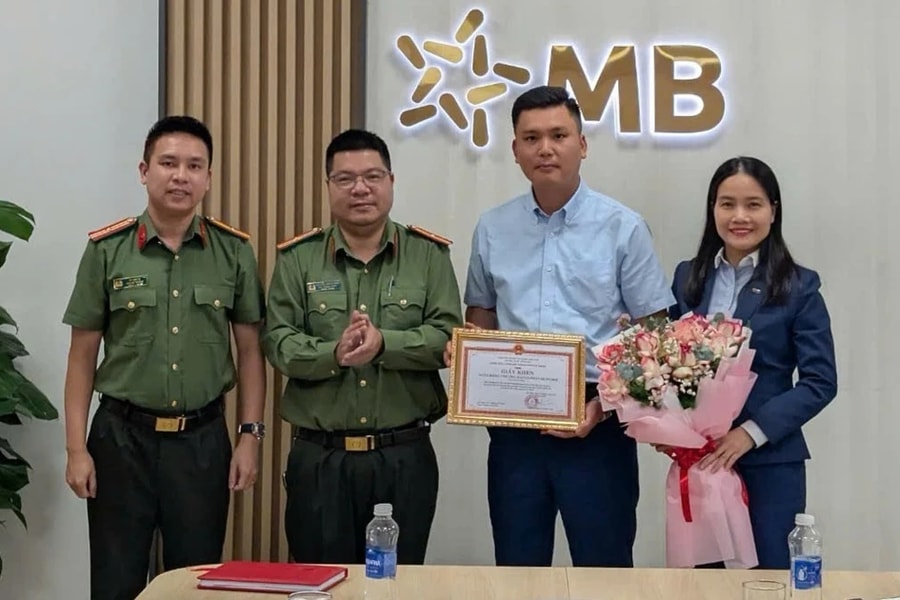 Đối tượng trong đường dây lừa đảo xuyên quốc gia bị bắt khi đến giao dịch tại ngân hàng