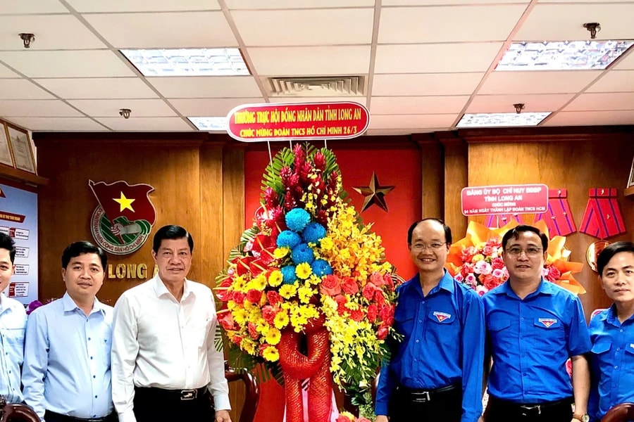 Chánh Văn phòng Đoàn ĐBQH và HĐND tỉnh Long An Đặng Thanh Bình thăm, chúc mừng Đoàn TNCS Hồ Chí Minh 