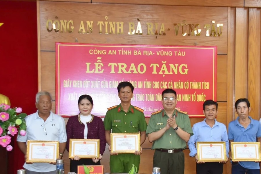 Bà Rịa – Vũng Tàu: Khen thưởng đột xuất 4 người dân truy bắt cướp tiệm vàng