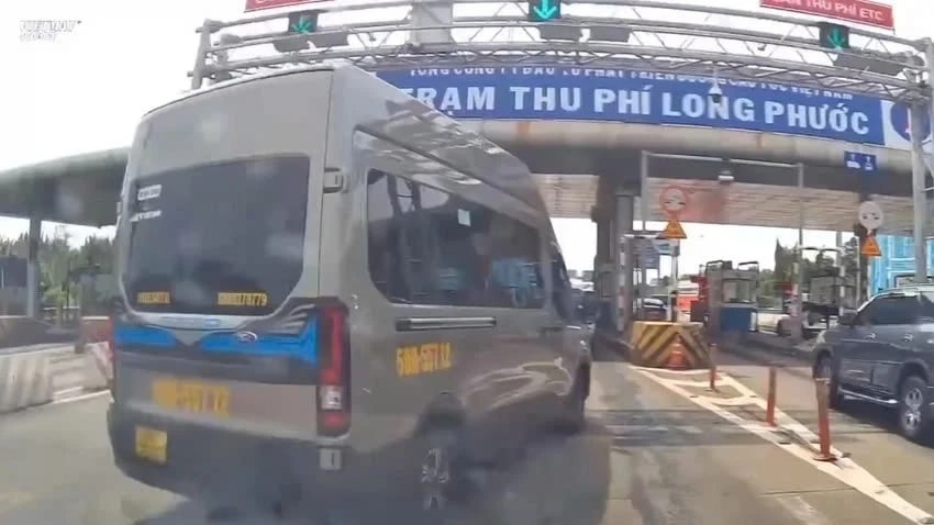 Chuyển làn không đúng quy định, tài xế bị phạt 5 triệu đồng, trừ 4 điểm giấy phép lái xe 