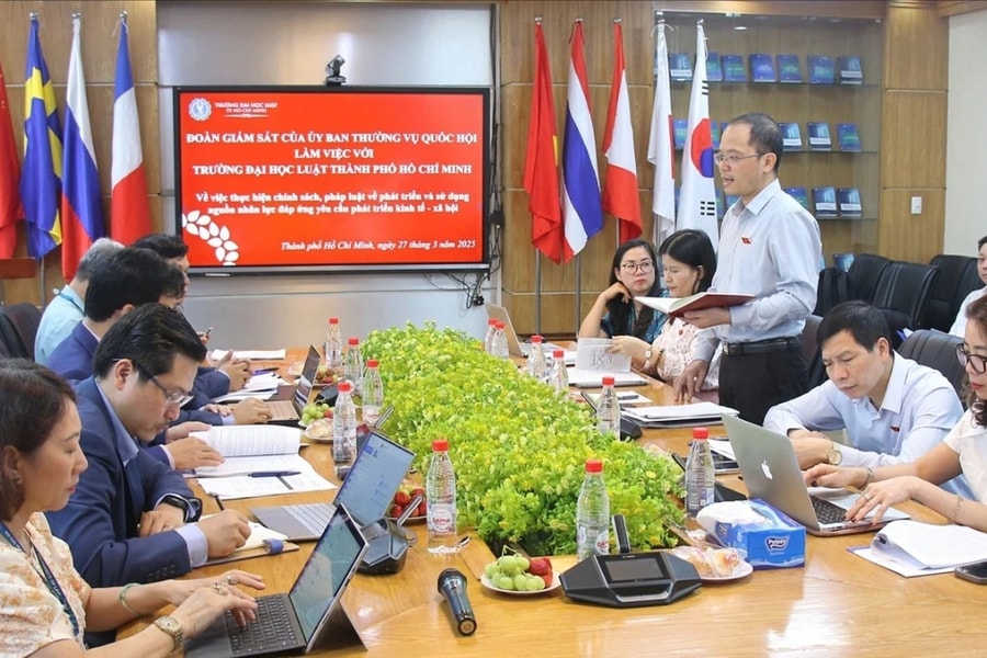 Đoàn giám sát của Ủy ban Thường vụ Quốc hội làm việc với Trường Đại học Luật TP. Hồ Chí Minh