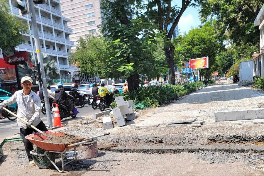 TP. Hồ Chí Minh: Hàng loạt vỉa hè tại Quận 1 bị xới tung, đơn vị nào đã trúng thầu, thi công?