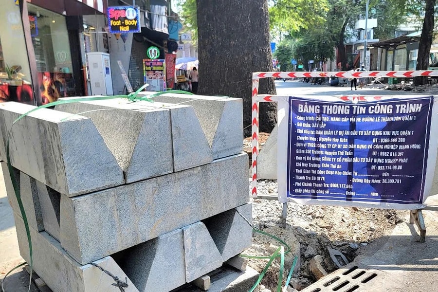 Vỉa hè Quận 1, TP. Hồ Chí Minh bị xới tung: Các nhà thầu đang thi công thế nào?
