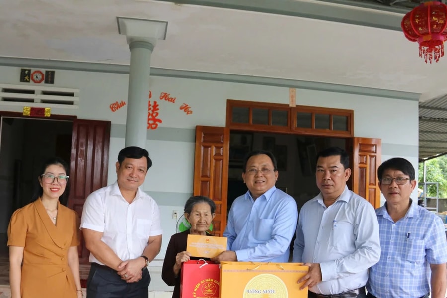 Lãnh đạo tỉnh Khánh Hoà thăm, tặng quà người có công