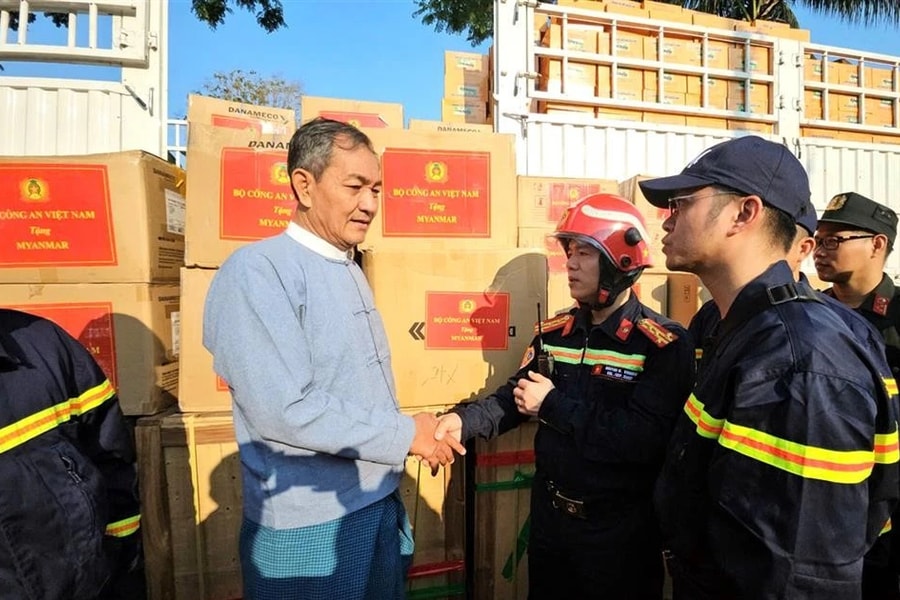 Bộ Công an Việt Nam trao gần 3 tấn hàng cứu trợ tặng nước bạn Myanmar