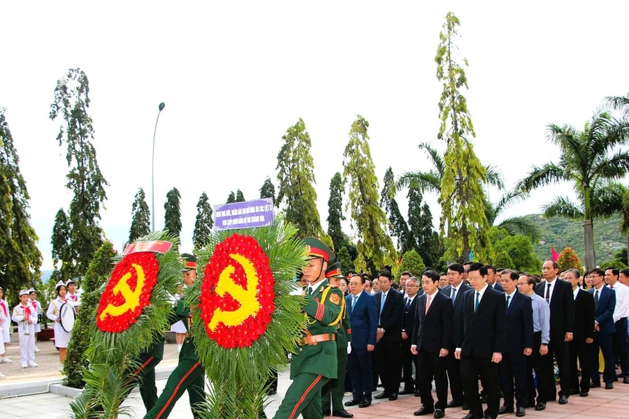 Đoàn công tác của Phó Thủ tướng Chính phủ Mai Văn Chính viếng Nghĩa trang liệt sĩ Hòn Dung và Đền thờ Liệt sĩ tháp Trầm Hương