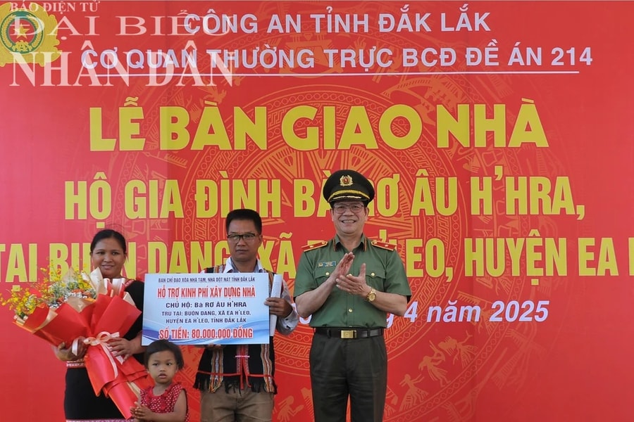 Công an Đắk Lắk xây nhà tình nghĩa cho hộ dân hồi hương ổn định cuộc sống