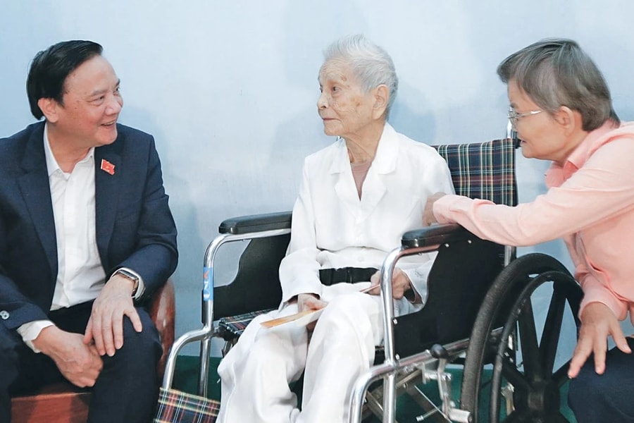 Phó Chủ tịch Quốc hội Nguyễn Khắc Định thăm, tặng quà gia đình có công tại Khánh Hòa