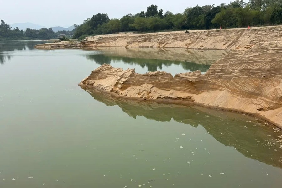 Nghệ An: Khai thác cát vượt mức, đe dọa cuộc sống người dân