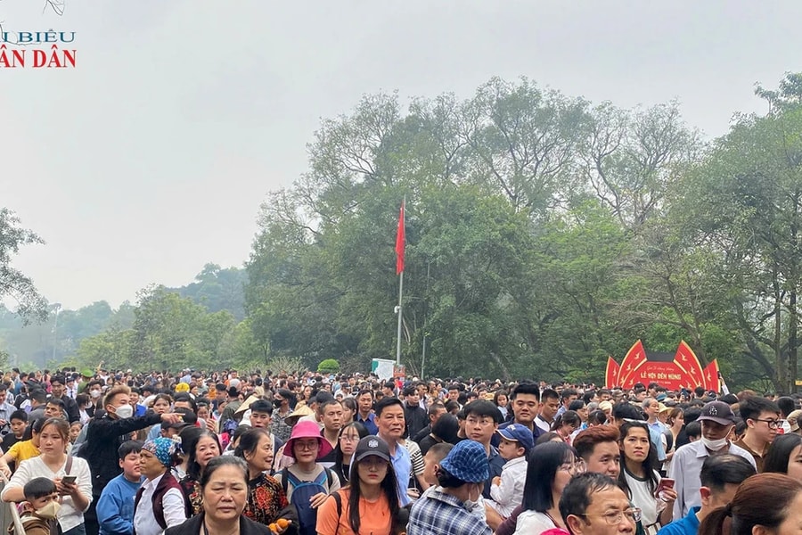 Hàng vạn người nô nức đổ về đền Hùng trước ngày khai hội