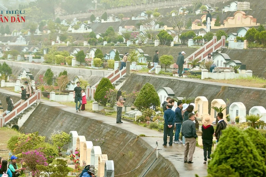 Người dân đi tảo mộ dịp Tết Thanh minh