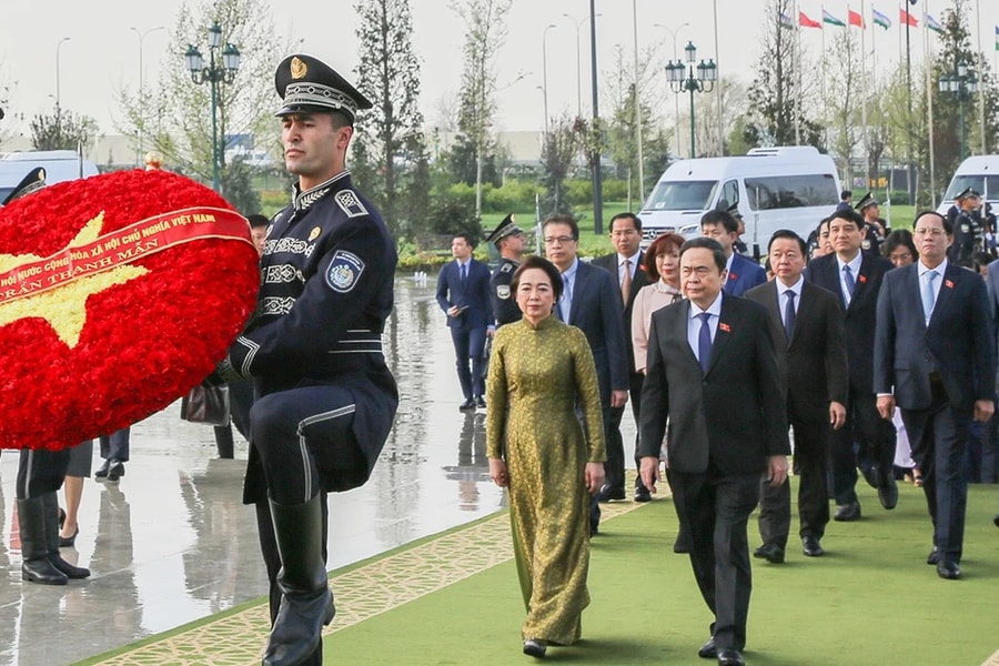 Chủ tịch Quốc hội Trần Thanh Mẫn và Phu nhân đặt hoa tại Tượng đài Độc lập, Thủ đô Tashkent, Uzbekistan