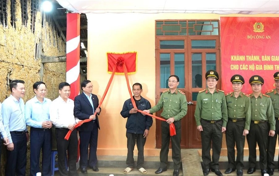 Thứ trưởng Phạm Thế Tùng dự Lễ khánh thành và bàn giao nhà mẫu tặng hộ nghèo trên địa bàn huyện Hòa An, tỉnh Cao Bằng