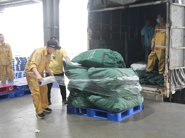 Vietnam Airlines vận chuyển gần 30 tấn hàng cứu trợ đến Myanmar