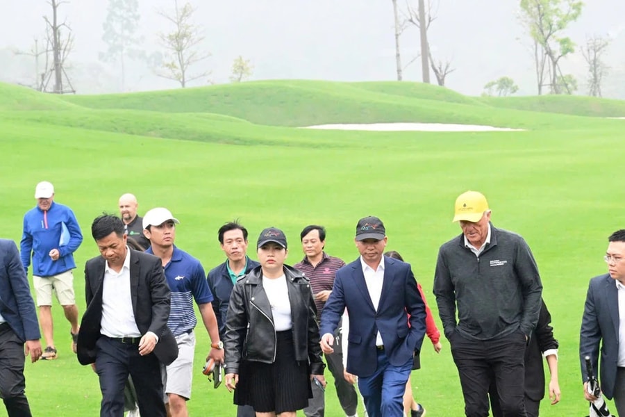 Huyền thoại “Cá mập trắng” Greg Norman khảo sát sân golf T&T Văn Lang Empire chuẩn bị cho trải nghiệm 18 hố