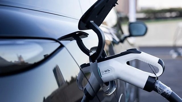 Anh nới lỏng các quy định về xe điện 