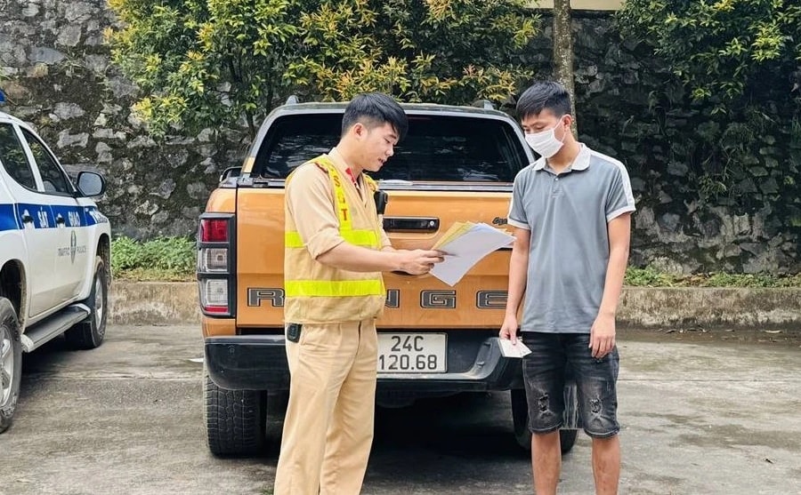 Xử phạt chủ phương tiện chở người trên thùng xe trái quy định