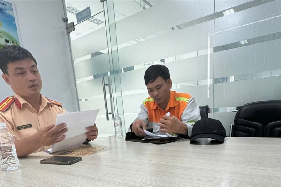 2 lần vượt đèn đỏ, tài xế bị phạt tiền, trừ điểm giấy phép lái xe