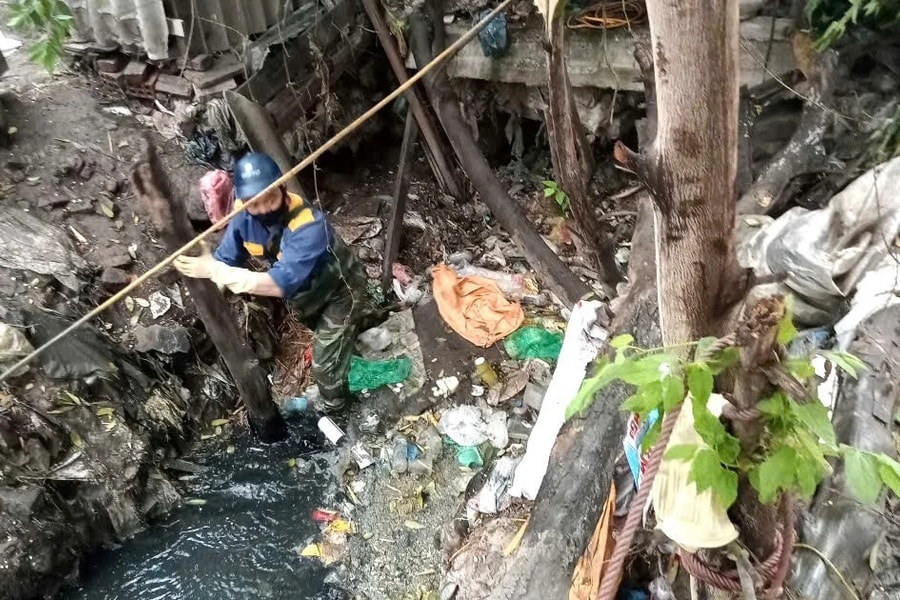 Công ty Thoát nước Hà Nội tích cực hỗ trợ nạo vét rác gây tắc cống tại dự án đội vốn trăm tỷ “đắp chiếu” nhiều năm