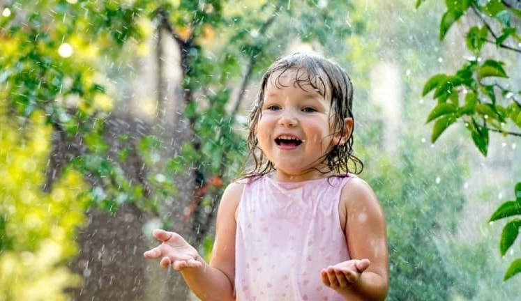 Đảm bảo sức khỏe trẻ nhỏ như thế nào trước cơn mưa trái mùa?