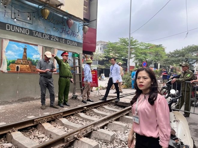 Phường Khâm Thiên xử lý nghiêm các vi phạm hành lang an toàn đường sắt