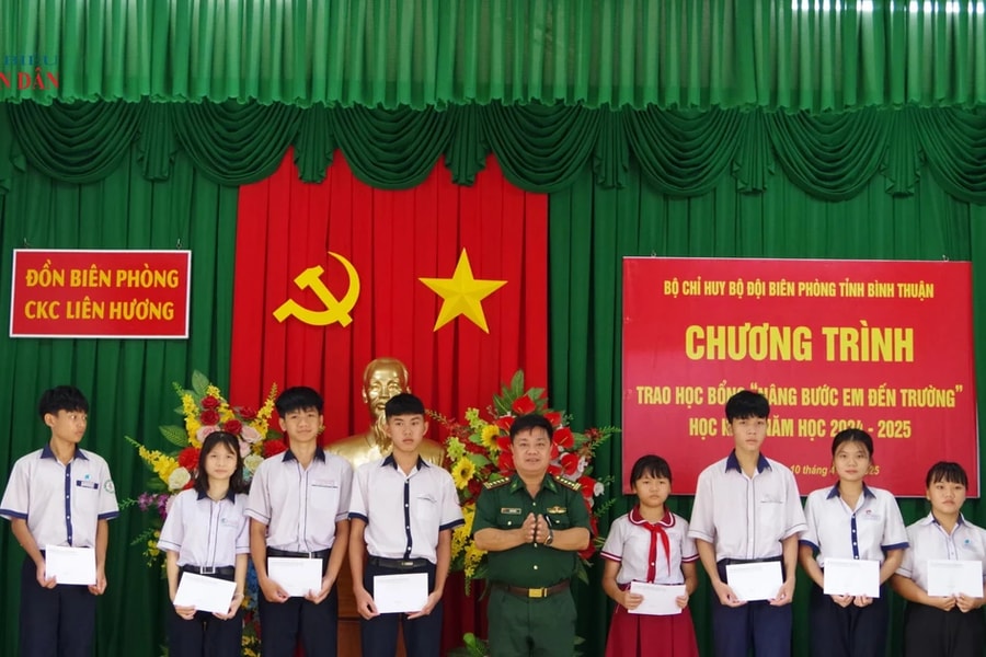 Bộ đội Biên phòng Bình Thuận tiếp sức học sinh nghèo ven biển Tuy Phong đến trường