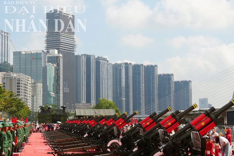 Dàn pháo 105mm diễn tập khai hỏa tại công viên bến Bạch Đằng phục vụ đại lễ 30.4