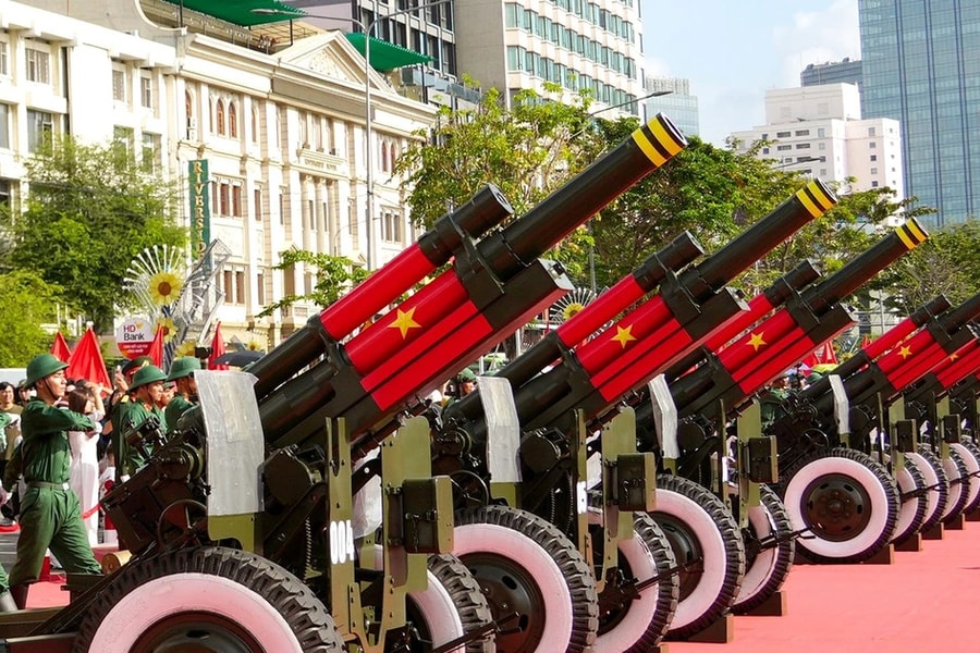 Cận cảnh bảo dưỡng dàn đại pháo trước ngày khai hoả mừng đại lễ 30.4