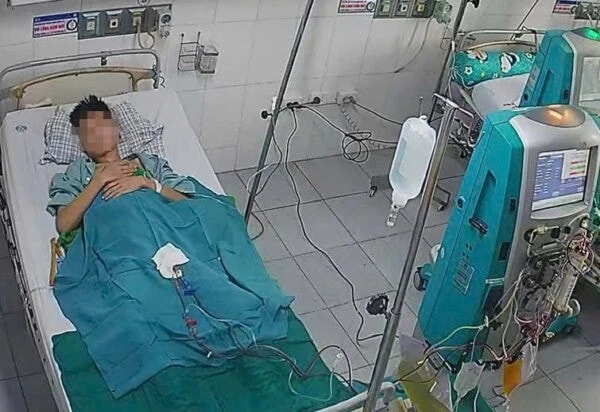 Căn bệnh viêm tủy ngang hiếm gặp khiến cậu bé 14 tuổi suýt liệt 2 chân