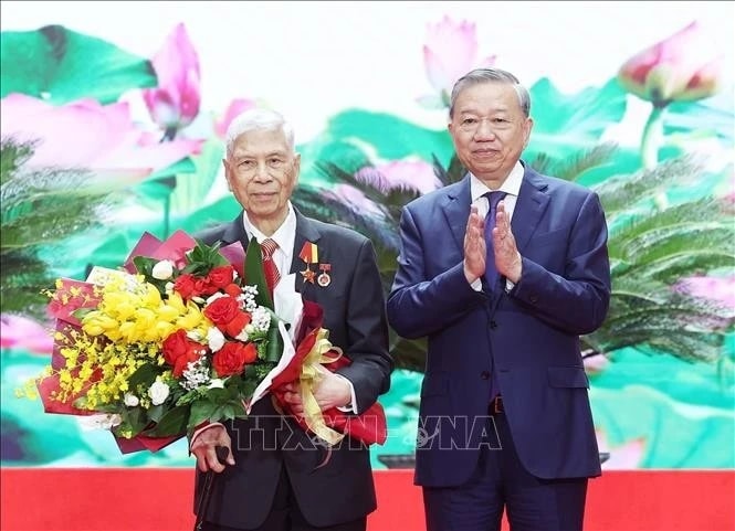 Tổng Bí thư Tô Lâm gặp mặt cán bộ lão thành cách mạng, người có công, gia đình chính sách tiêu biểu khu vực miền Bắc