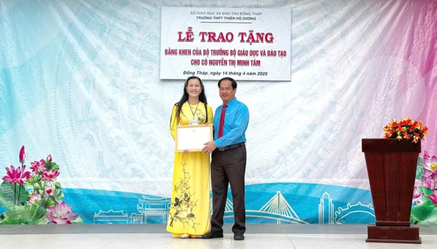 Bộ trưởng Bộ GD-ĐT tặng Bằng khen cho nữ giáo viên vượt khó, giàu lòng nhân ái 