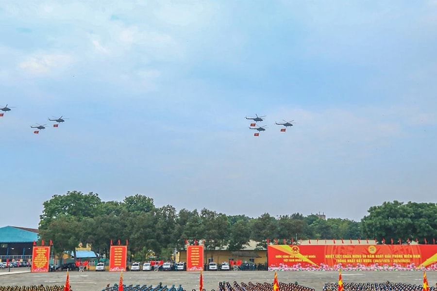 Đại tướng Nguyễn Tân Cương chỉ đạo tổng hợp luyện diễu binh, diễu hành tại sân bay Biên Hoà