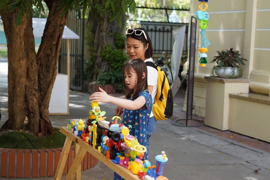 Kỷ nguyên nhựa: Từ niềm vui tuổi thơ đến cuộc đối thoại nghệ thuật sâu sắc