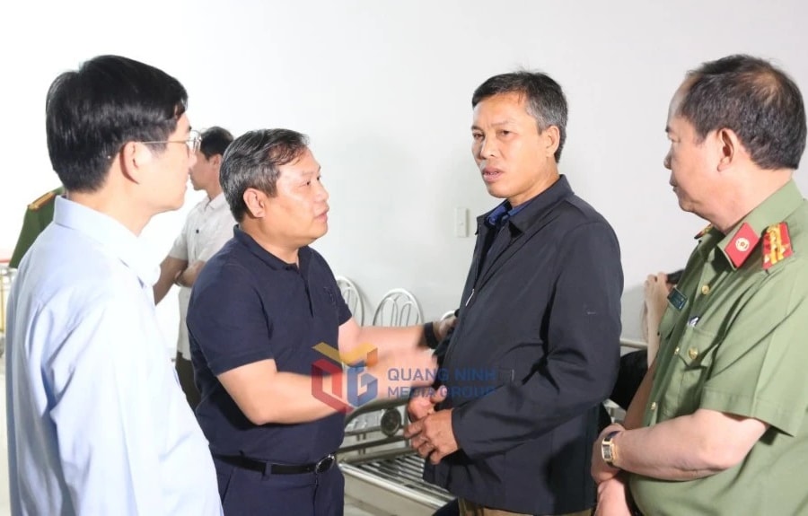 Bí thư Tỉnh ủy Quảng Ninh Vũ Đại Thắng thăm hỏi, động viên người nhà chiến sĩ công an hi sinh khi làm nhiệm vụ