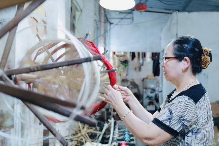 Giữ lửa nghề dệt lụa giữa dòng chảy hiện đại