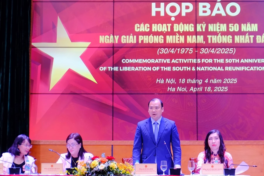 Đoàn kiều bào tiêu biểu tham gia diễu hành trong Lễ kỷ niệm 50 năm giải phóng miền Nam, thống nhất đất nước