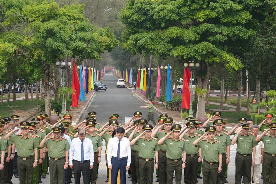 Bộ Công an dâng hương tri ân các Anh hùng - Liệt sĩ tại Tây Ninh