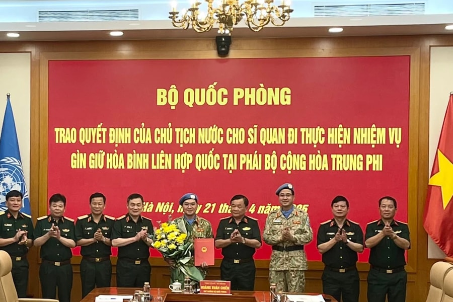 Trao quyết định cho sĩ quan Quân khu 7 lên đường làm nhiệm vụ gìn giữ hòa bình Liên Hợp Quốc