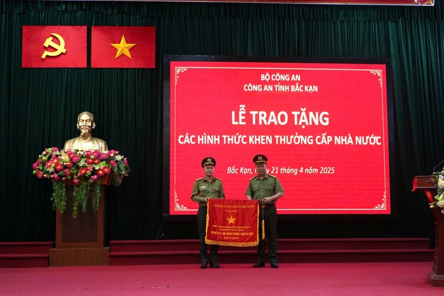 Công an tỉnh Bắc Kạn trao thưởng cho các điển hình tiên tiến