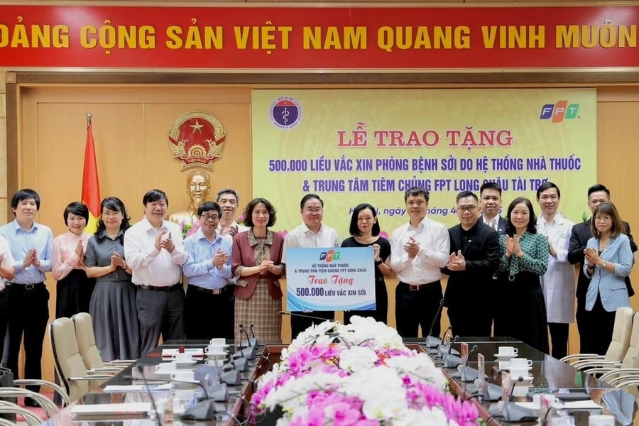 Bộ Y tế tiếp nhận nửa triệu liều vaccine sởi do FPT Long Châu trao tặng
