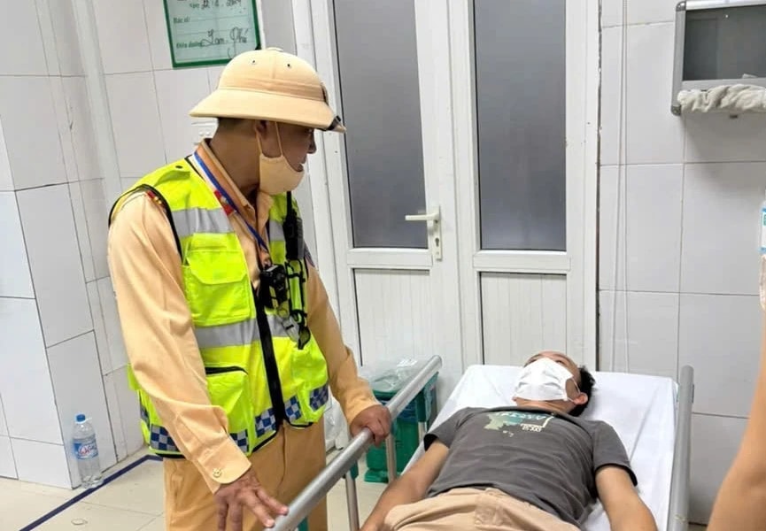 Nghệ An: Bệnh nhân bị suy tuỷ nặng được CSGT đưa đến bệnh viện cấp cứu kịp thời