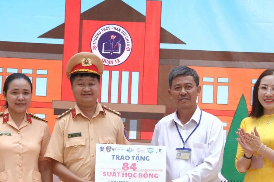 Cục CSGT phía Nam “tiếp sức đến trường” 84 học sinh có hoàn cảnh khó khăn