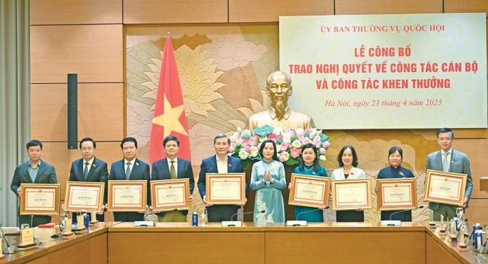 Phó Chủ tịch Quốc hội Nguyễn Thị Thanh dự Lễ công bố trao Nghị quyết của Ủy ban Thường vụ Quốc hội về công tác cán bộ và khen thưởng