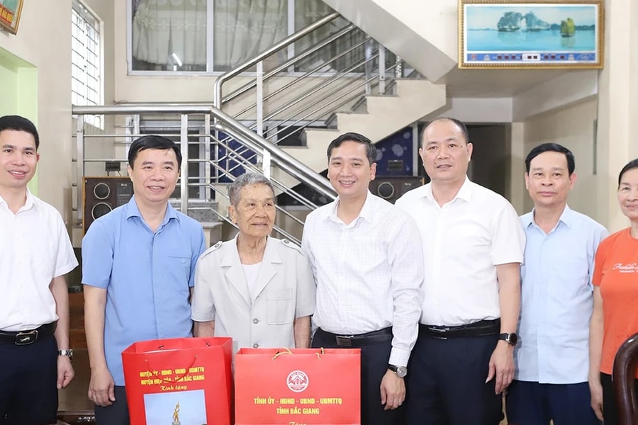 Chủ tịch UBND tỉnh Bắc Giang thăm, tặng quà chiến sĩ cách mạng Việt Nam bị địch bắt tù đày tại huyện Hiệp Hòa