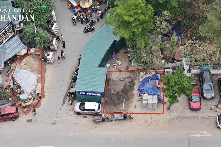 Chiếm dụng gầm cầu vượt Hoàng Hoa Thám – Văn Cao làm điểm tập kết vật liệu xây dựng, xe tự chế hoạt động ngang nhiên 