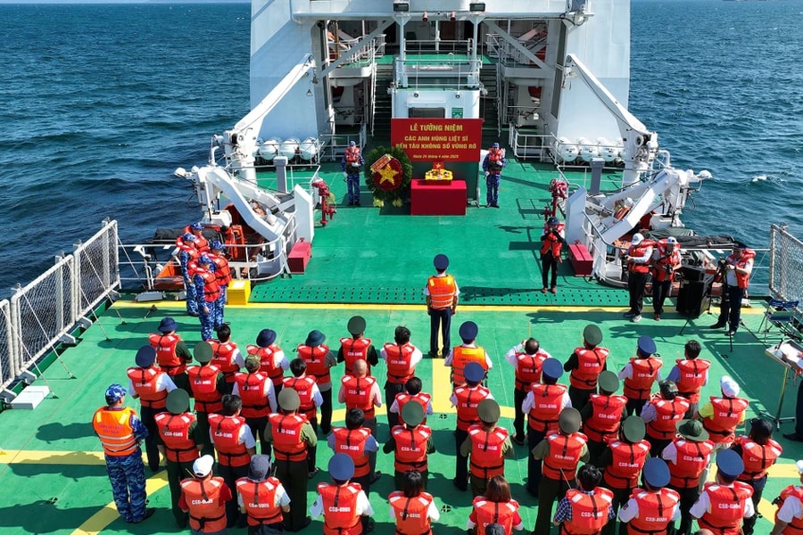 Bộ Tư lệnh Vùng Cảnh sát biển 3 tri ân liệt sĩ, tiếp sức ngư dân Phú Yên giữ biển